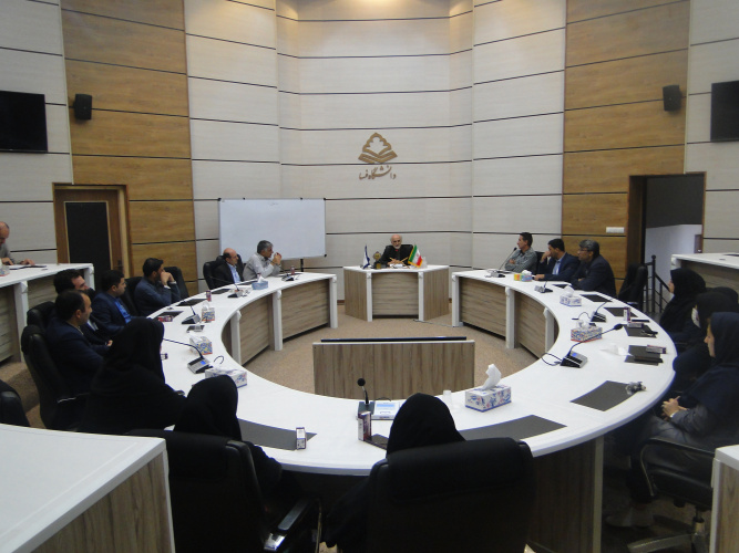 نشست صمیمانه رییس دانشگاه با کارمندان