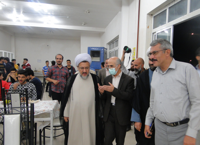 بازدید امام جمعه شهرستان فسا و رییس دانشگاه ازخوابگاه و سلف سرویس دانشگاه
